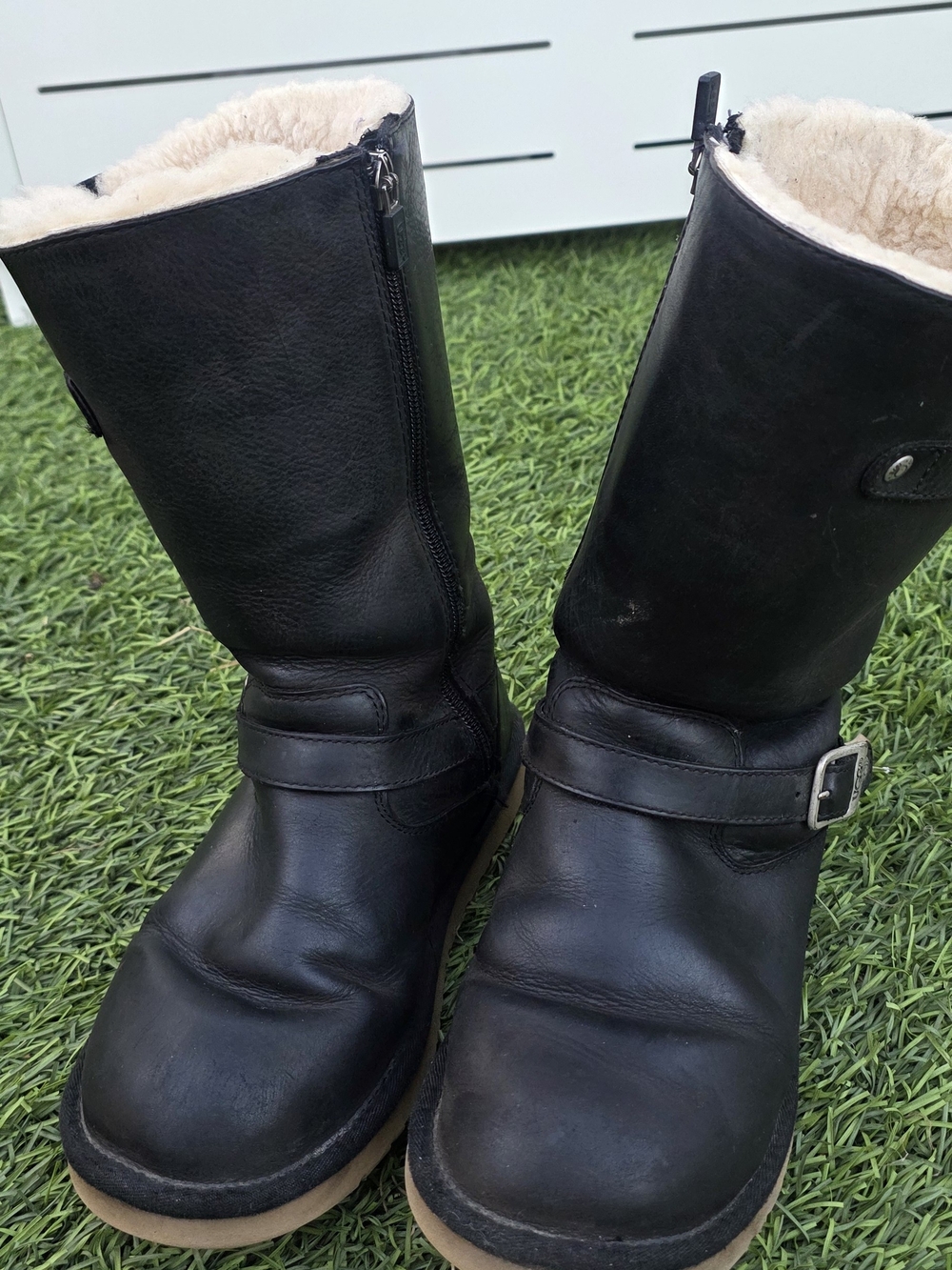 UGG Boots Womens Size 7 Black Leather Sheepskin Lined Snow Winter Mid Calf